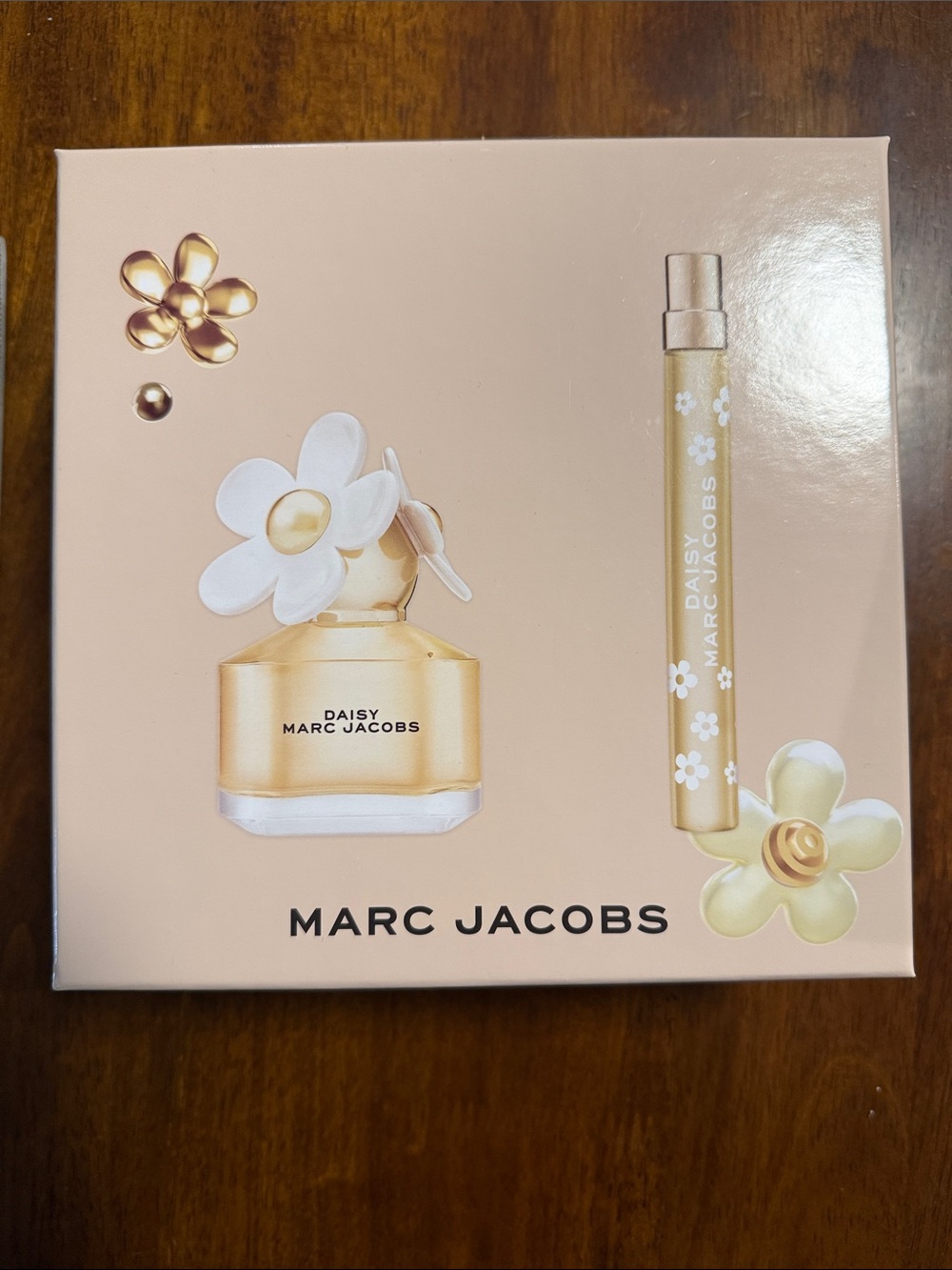 Marc Jacobs Daisy Gift Set - Gold & Pink Accents - Picture 4 of 5